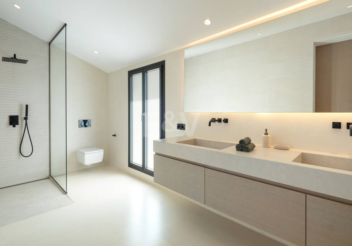 Villa contemporánea de lujo con amplios espacios exteriores cerca de la playa