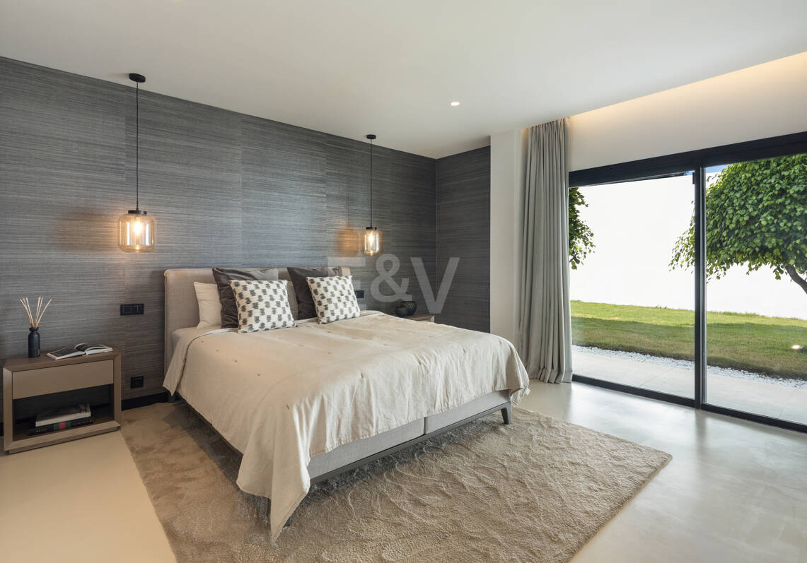 Villa contemporánea de lujo con amplios espacios exteriores cerca de la playa