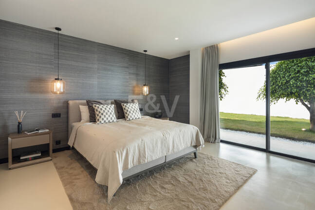 Villa contemporánea de lujo con amplios espacios exteriores cerca de la playa