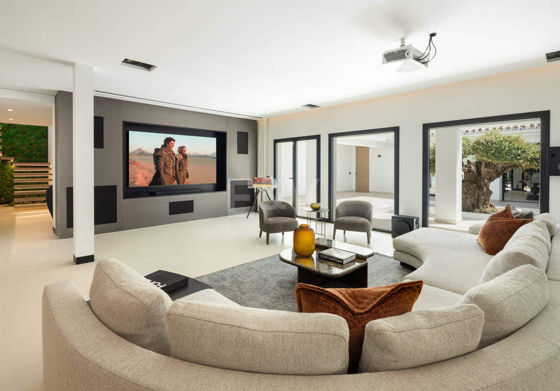 Villa contemporánea de lujo con amplios espacios exteriores cerca de la playa