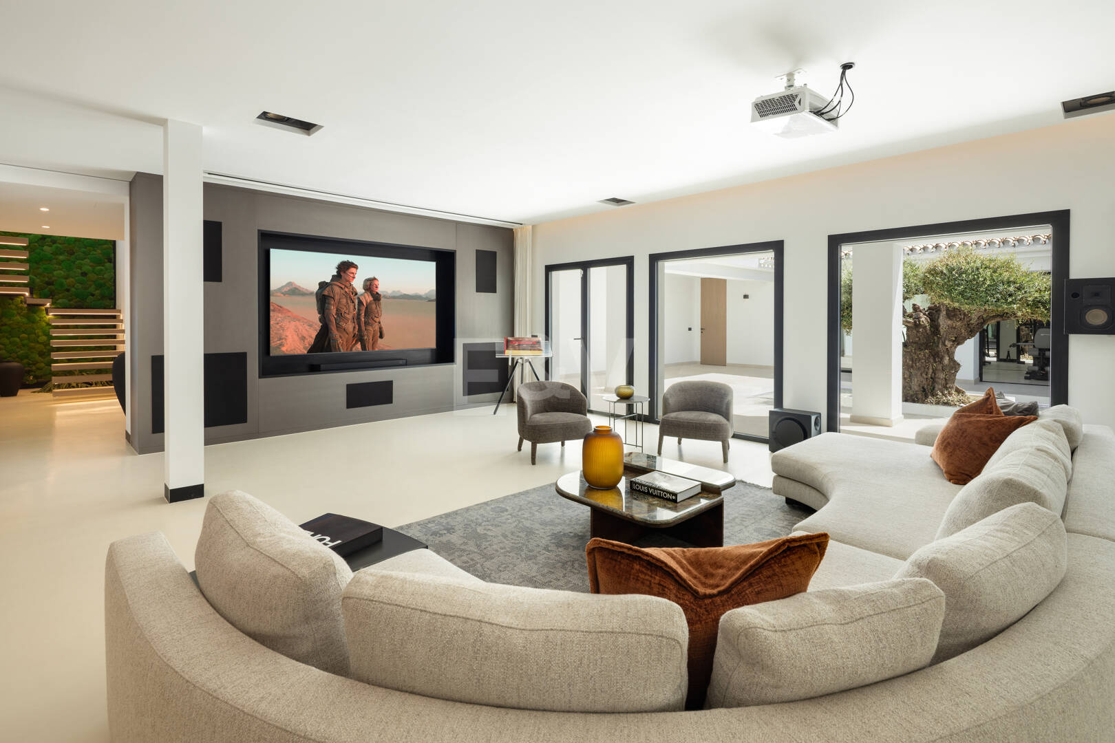 Villa contemporánea de lujo con amplios espacios exteriores cerca de la playa