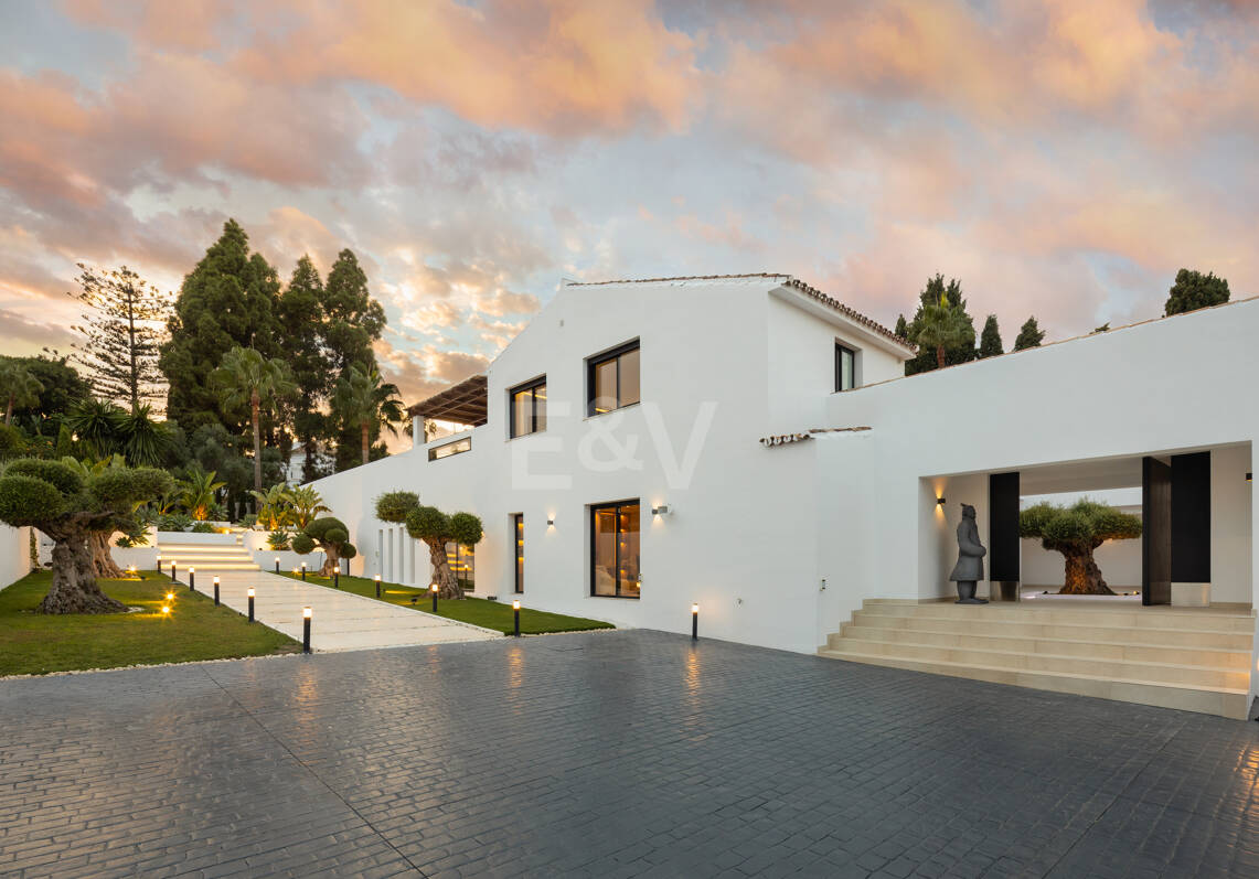 Villa contemporánea de lujo con amplios espacios exteriores cerca de la playa