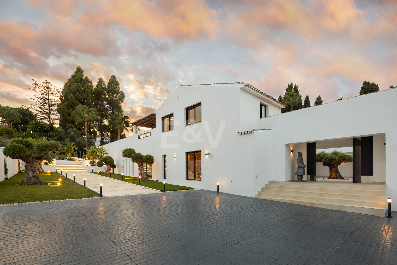 Villa contemporánea de lujo con amplios espacios exteriores cerca de la playa