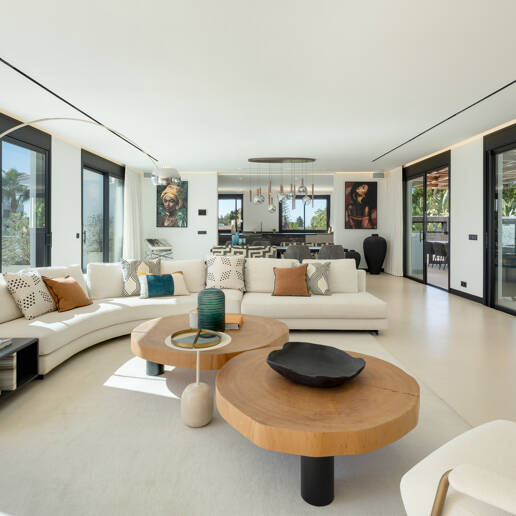 Villa contemporánea de lujo con amplios espacios exteriores cerca de la playa
