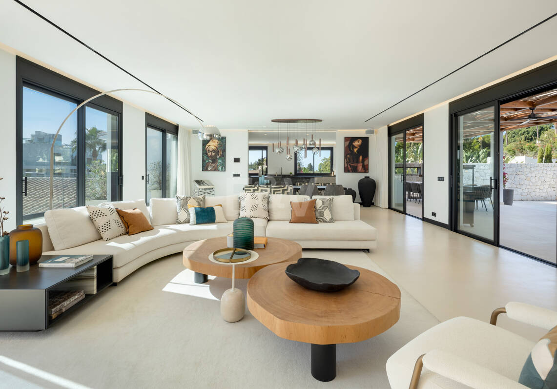 Villa contemporánea de lujo con amplios espacios exteriores cerca de la playa