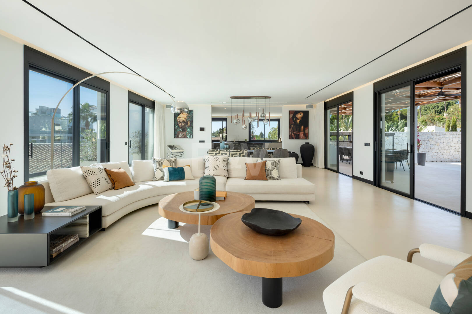 Villa contemporánea de lujo con amplios espacios exteriores cerca de la playa