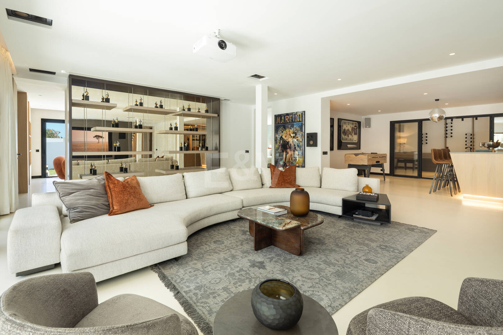Villa contemporánea de lujo con amplios espacios exteriores cerca de la playa