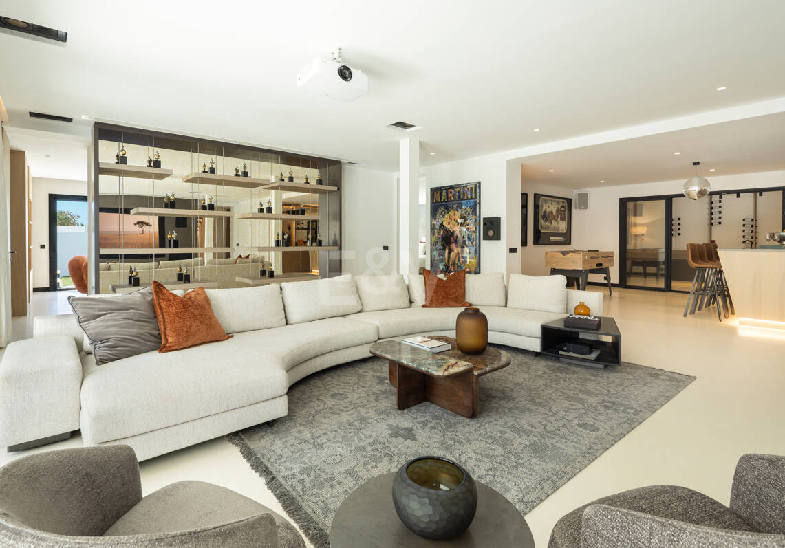 Villa contemporánea de lujo con amplios espacios exteriores cerca de la playa