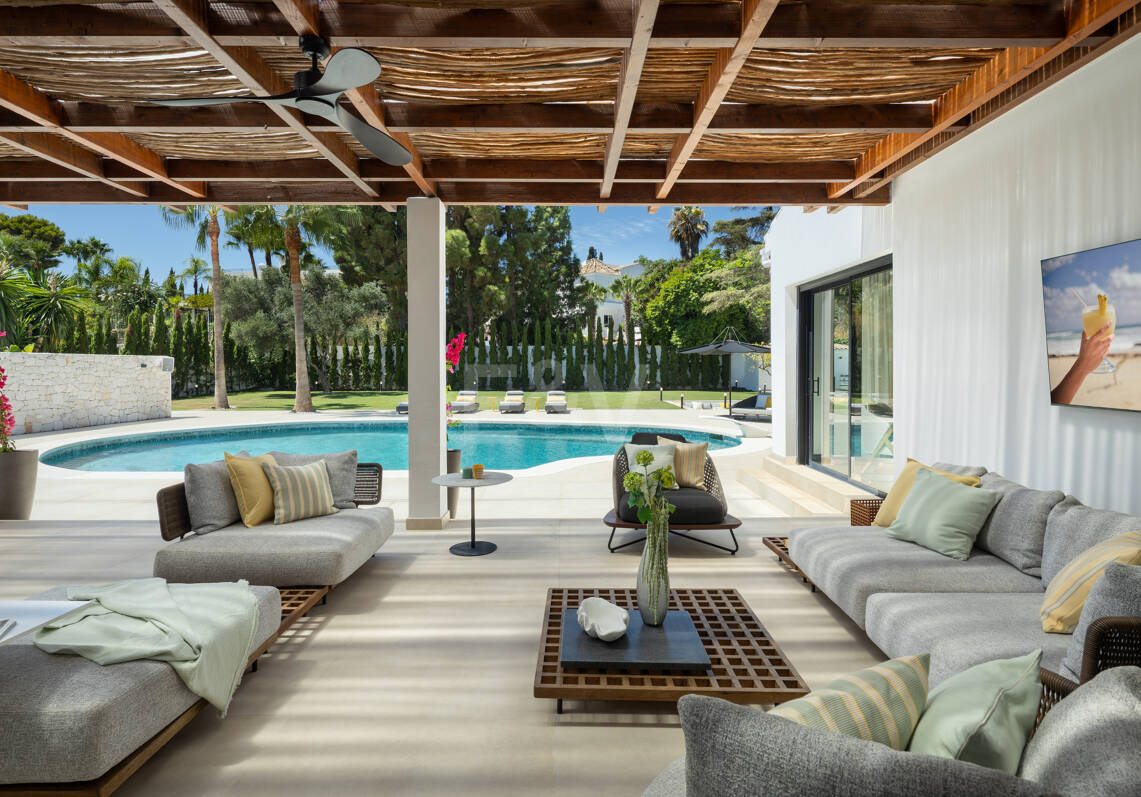 Villa contemporánea de lujo con amplios espacios exteriores cerca de la playa