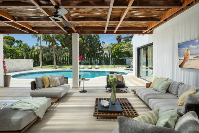 Villa contemporánea de lujo con amplios espacios exteriores cerca de la playa