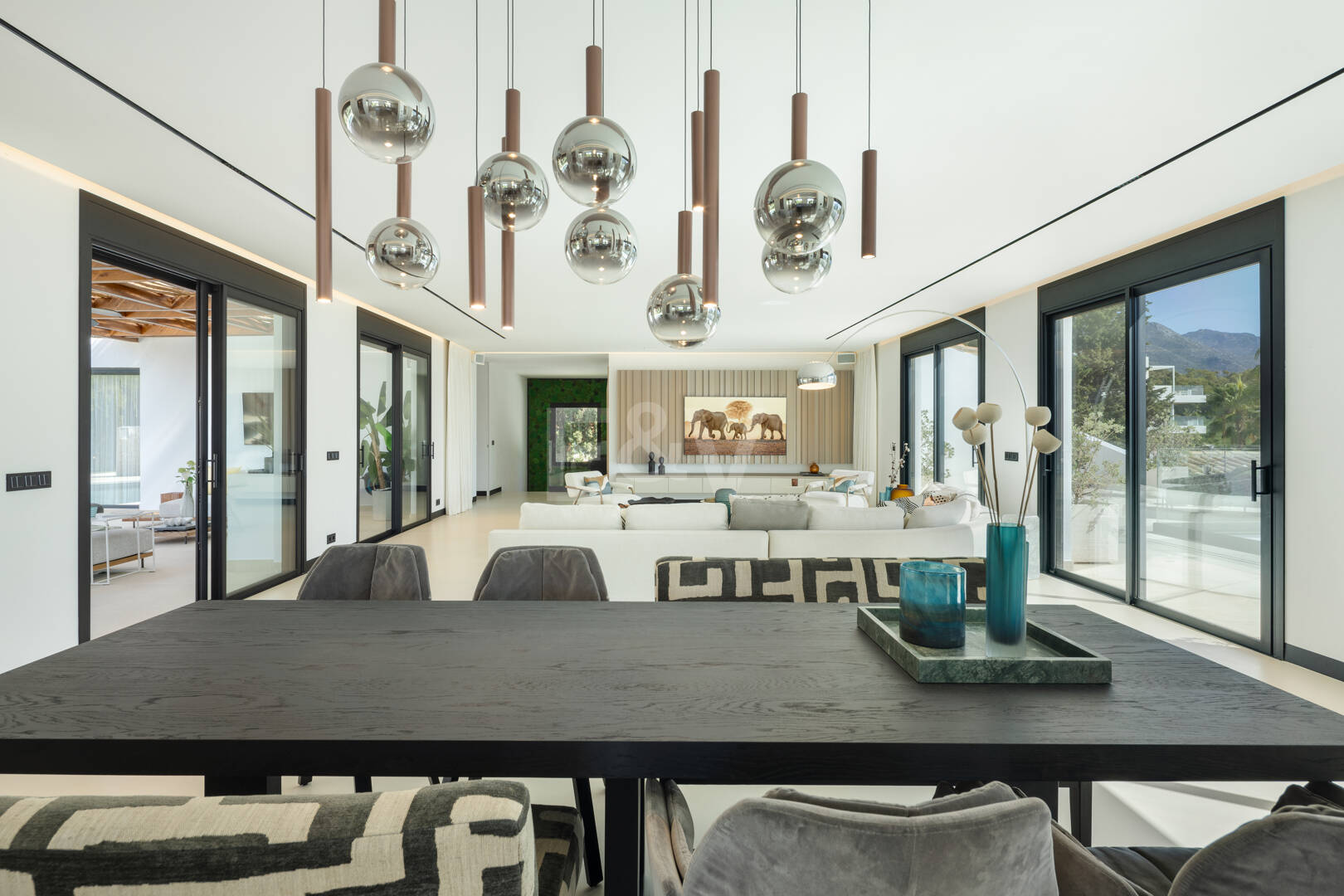 Villa contemporánea de lujo con amplios espacios exteriores cerca de la playa