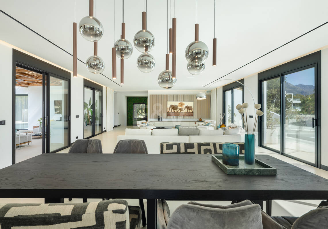 Villa contemporánea de lujo con amplios espacios exteriores cerca de la playa