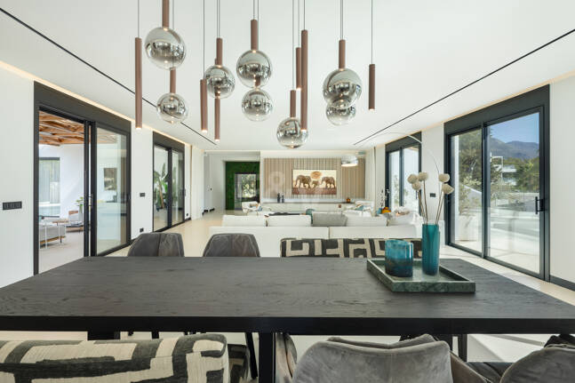 Villa contemporánea de lujo con amplios espacios exteriores cerca de la playa