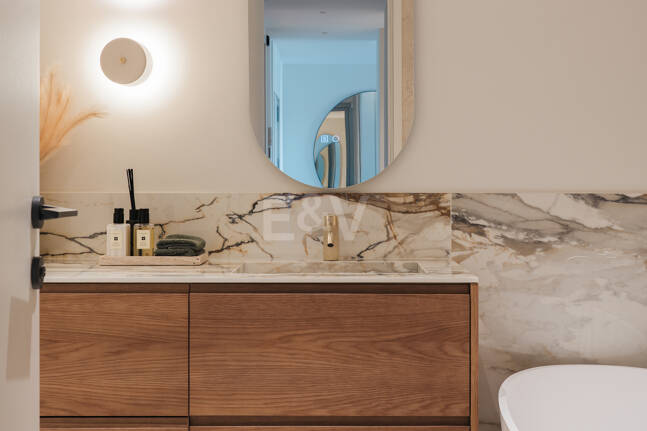 Elegante Wohnung in Las Lomas del Marbella Club mit herrlichem Berg- und Meerblick