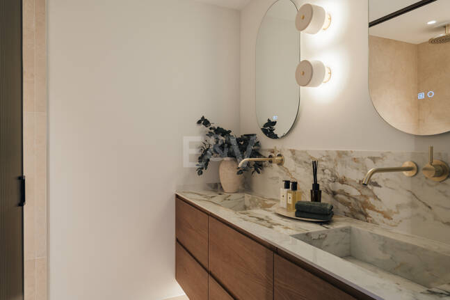 Elegante Wohnung in Las Lomas del Marbella Club mit herrlichem Berg- und Meerblick