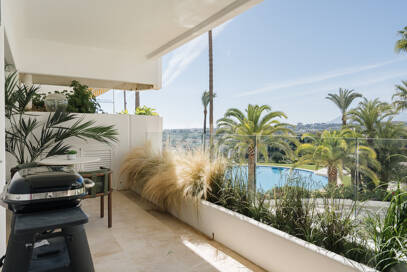 Elegante Wohnung in Las Lomas del Marbella Club mit herrlichem Berg- und Meerblick