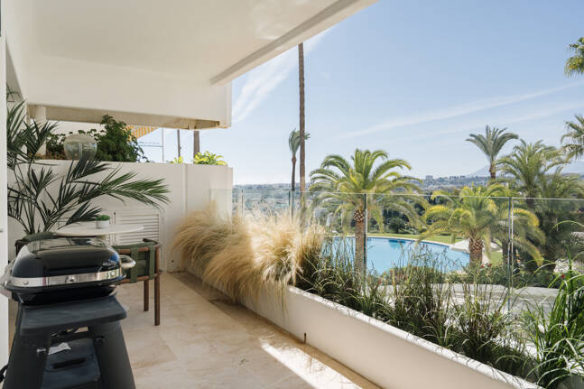 Elegante Wohnung in Las Lomas del Marbella Club mit herrlichem Berg- und Meerblick