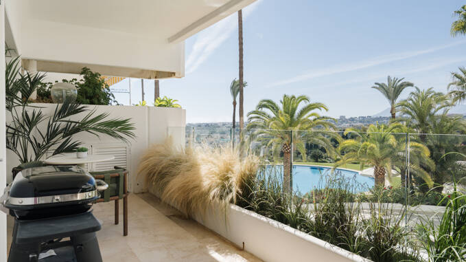 Elegante apartamento en Las Lomas del Marbella Club con hermosas vistas a la montaña y al mar