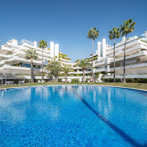 Elegante Wohnung in Las Lomas del Marbella Club mit herrlichem Berg- und Meerblick