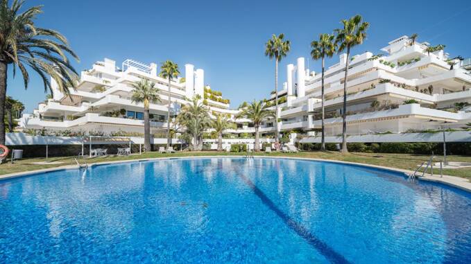 Elegante apartamento en Las Lomas del Marbella Club con hermosas vistas a la montaña y al mar