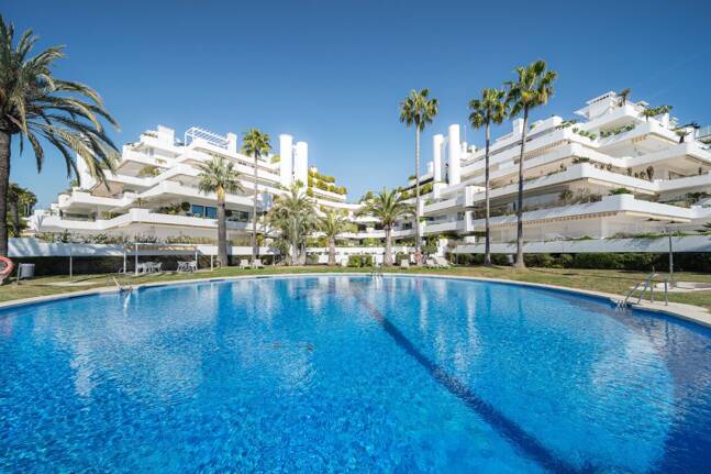 Elegante Wohnung in Las Lomas del Marbella Club mit herrlichem Berg- und Meerblick