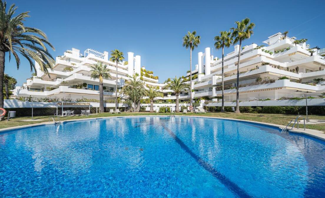 In der exklusiven, gesicherten Wohnanlage Las Terrazas de Las Lomas del Marbella Club bietet dieses wunderschön renovierte Apartment im Japandi-Stil...