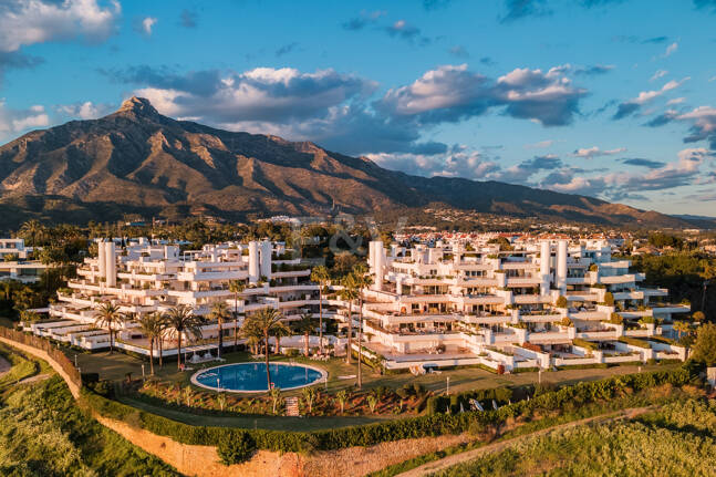 Elegante Wohnung in Las Lomas del Marbella Club mit herrlichem Berg- und Meerblick