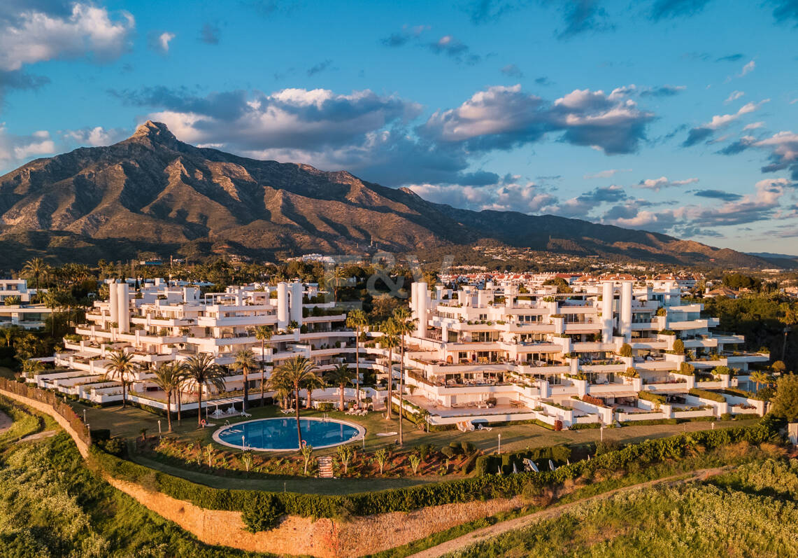 Elegante Wohnung in Las Lomas del Marbella Club mit herrlichem Berg- und Meerblick