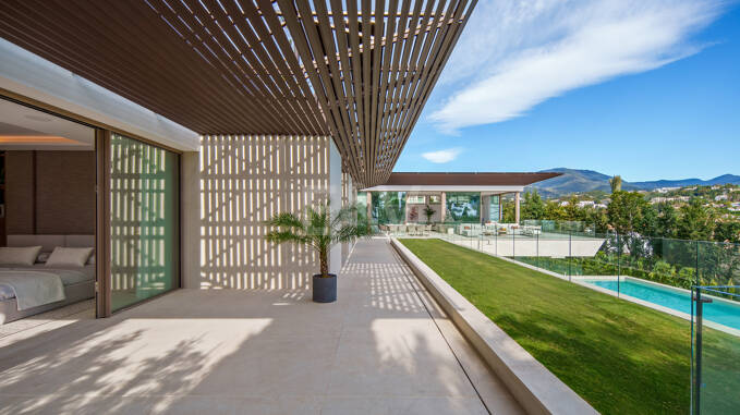 Villa de lujo contemporánea con vistas al golf, al valle y a la montaña en Nueva Andalucía