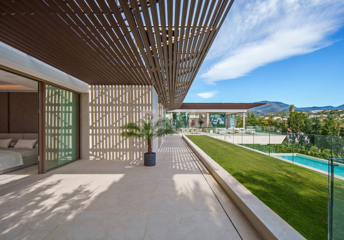 Villa de lujo contemporánea con vistas al golf, al valle y a la montaña en Nueva Andalucía
