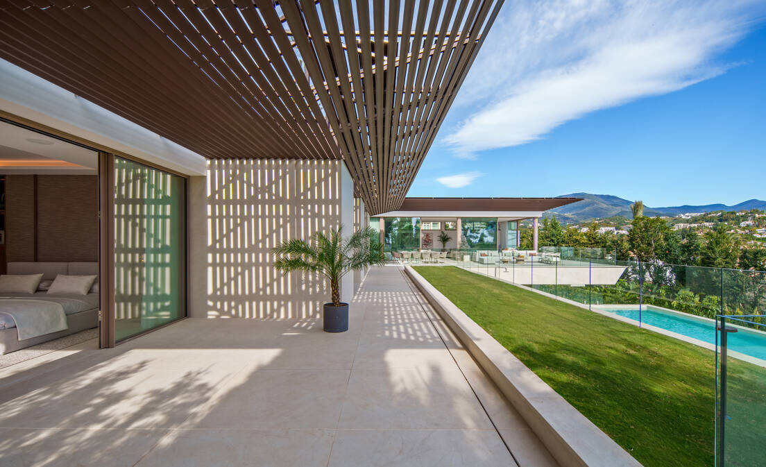 Direkt am Golfplatz im Herzen von Nueva Andalucía in Marbella gelegen, vereint diese außergewöhnliche zeitgenössische Villa von Cogitari Homes markante...