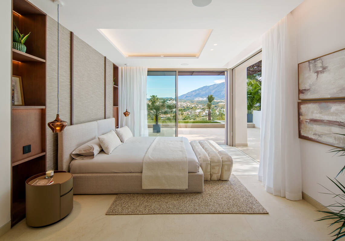 Villa de lujo contemporánea con vistas al golf, al valle y a la montaña en Nueva Andalucía