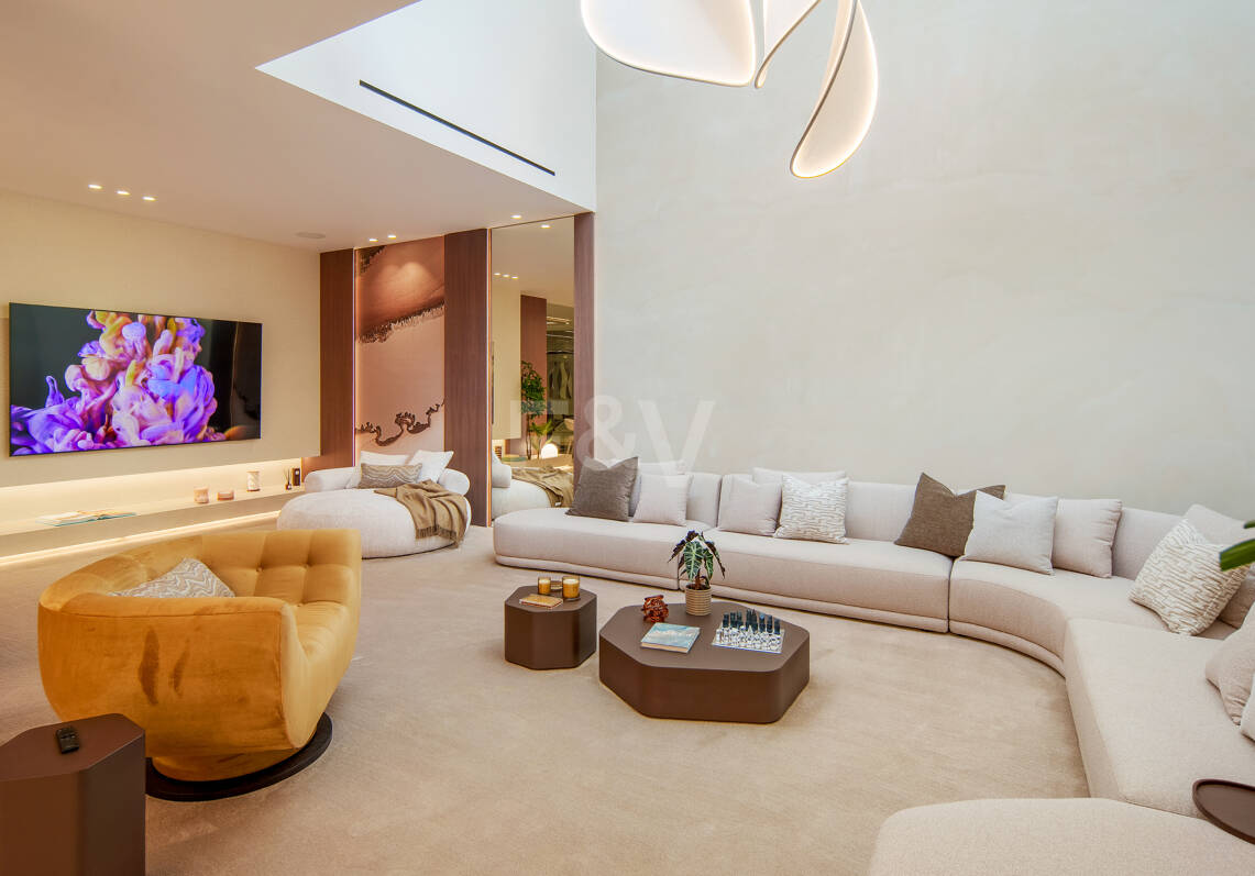 Villa de lujo contemporánea con vistas al golf, al valle y a la montaña en Nueva Andalucía