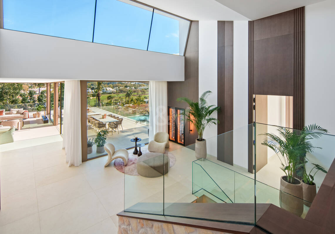 Villa de lujo contemporánea con vistas al golf, al valle y a la montaña en Nueva Andalucía