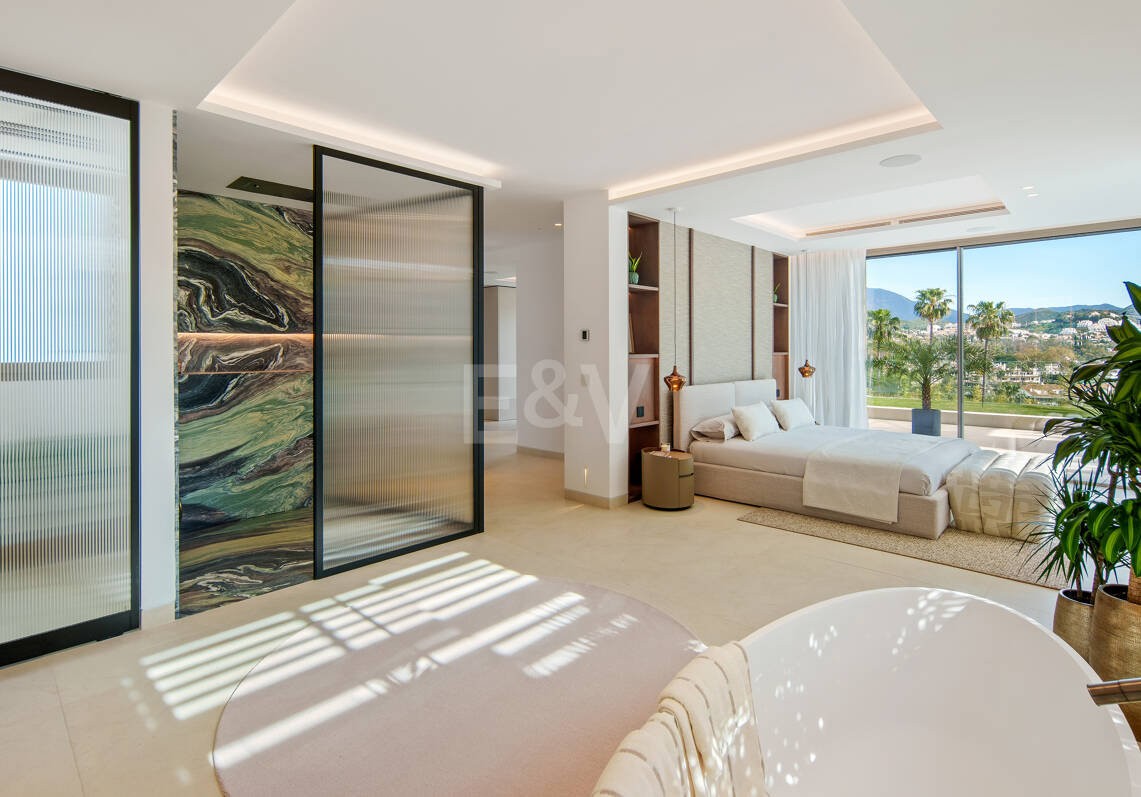 Villa de lujo contemporánea con vistas al golf, al valle y a la montaña en Nueva Andalucía