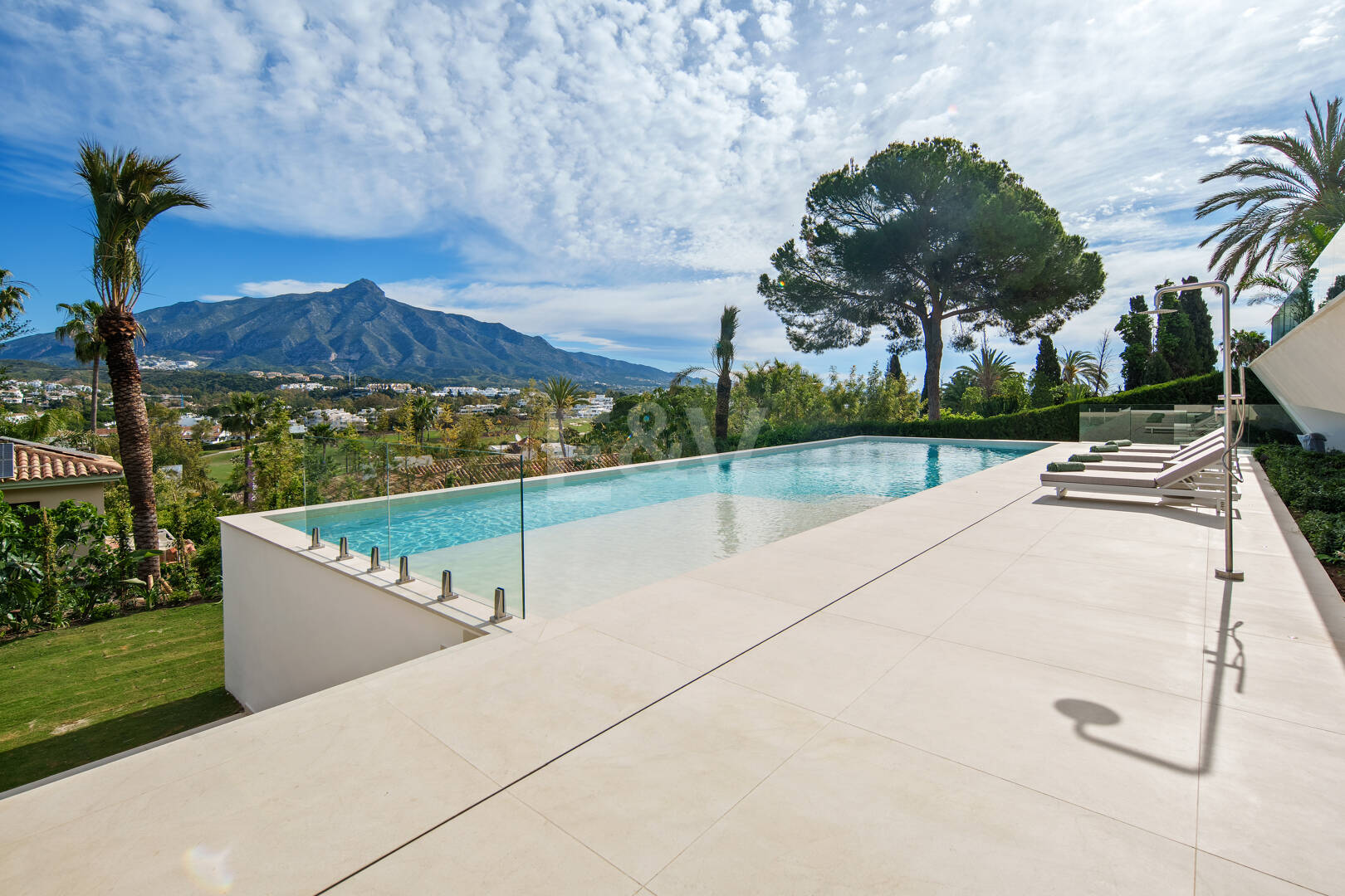 Villa de lujo contemporánea con vistas al golf, al valle y a la montaña en Nueva Andalucía