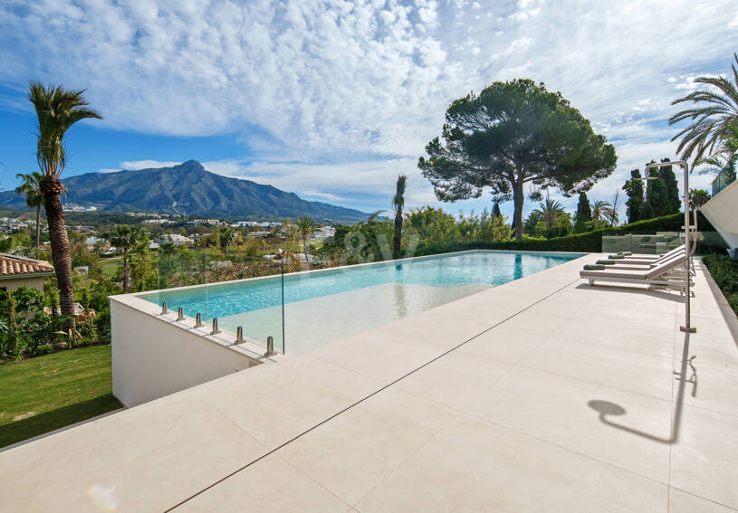 Villa de lujo contemporánea con vistas al golf, al valle y a la montaña en Nueva Andalucía