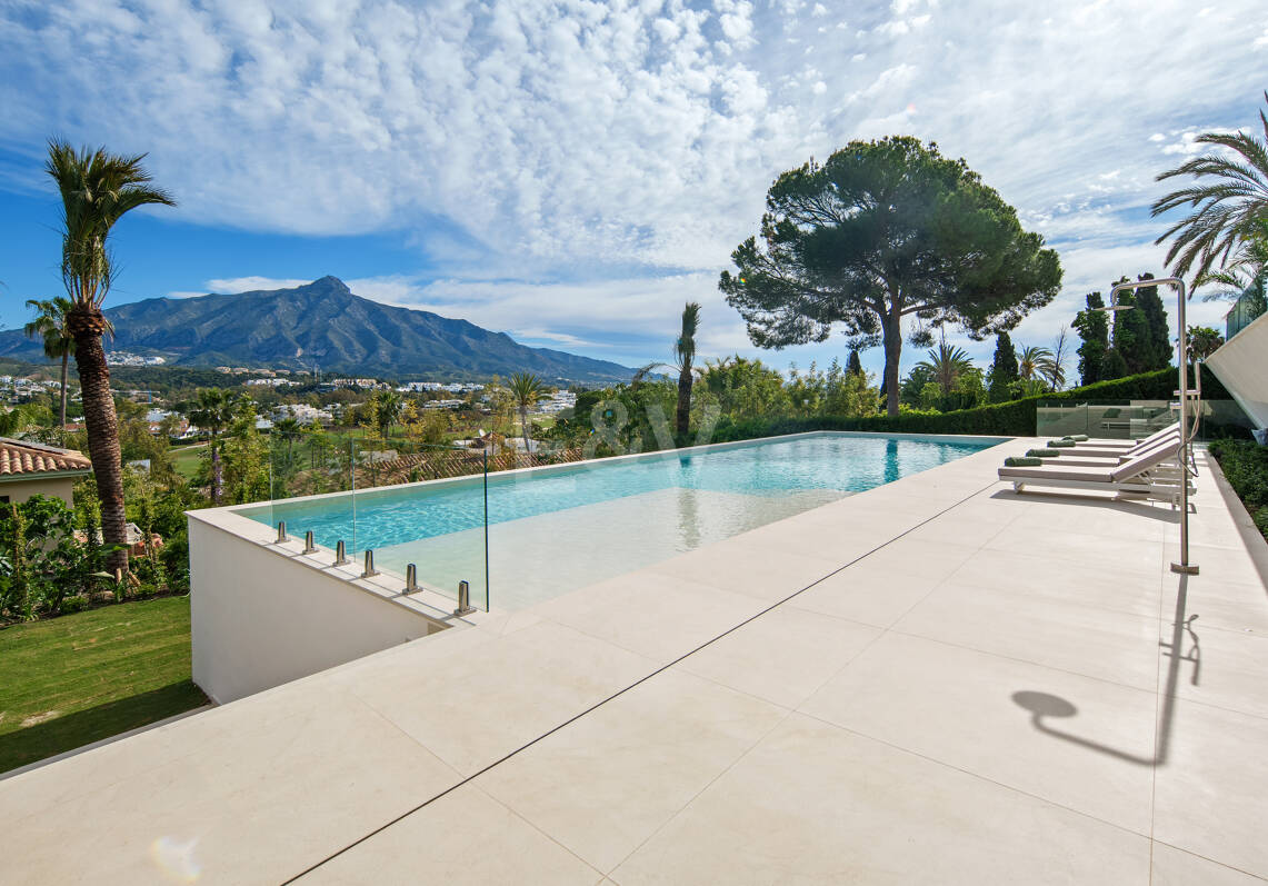 Villa de lujo contemporánea con vistas al golf, al valle y a la montaña en Nueva Andalucía