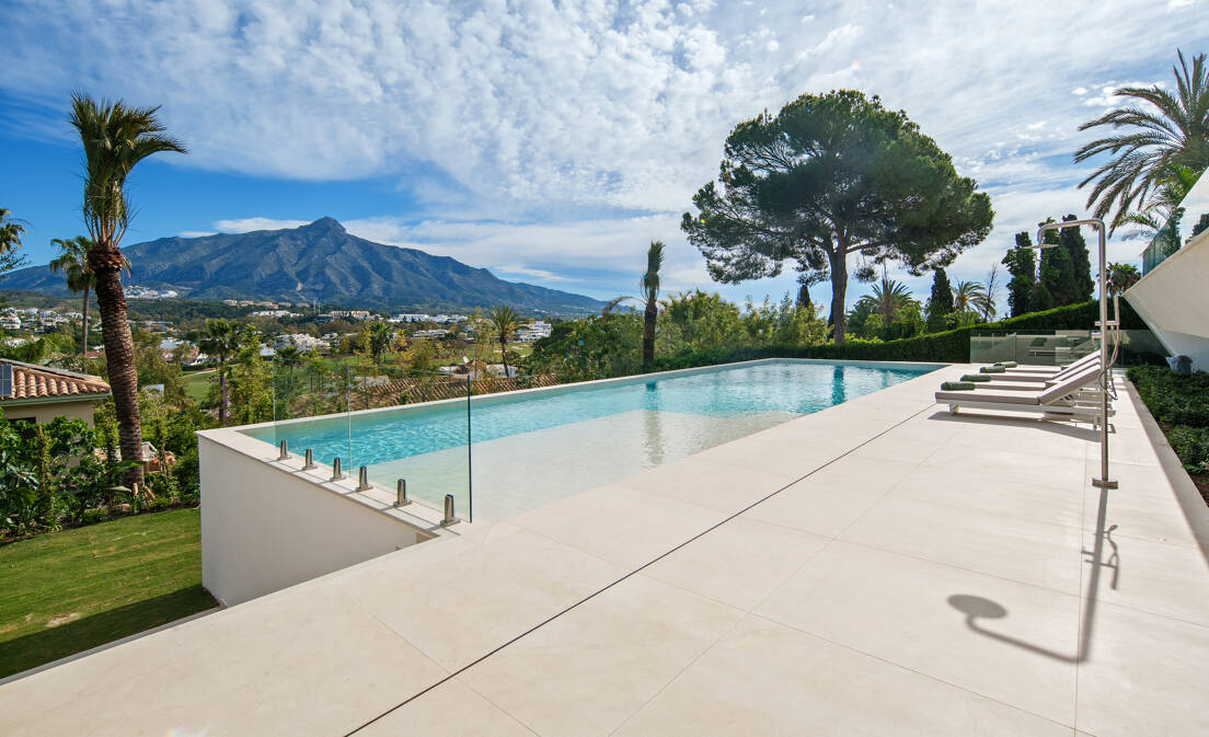 Villa à vendre en Nueva Andalucia, Marbella (Toutes les zones) avec 5 chambres, 5 salles de bains, intégré 2026 et...