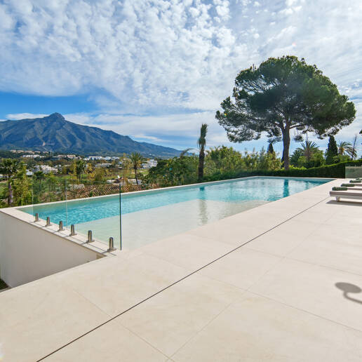 Villa de lujo contemporánea con vistas al golf, al valle y a la montaña en Nueva Andalucía