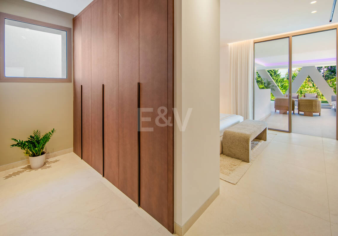 Villa de lujo contemporánea con vistas al golf, al valle y a la montaña en Nueva Andalucía