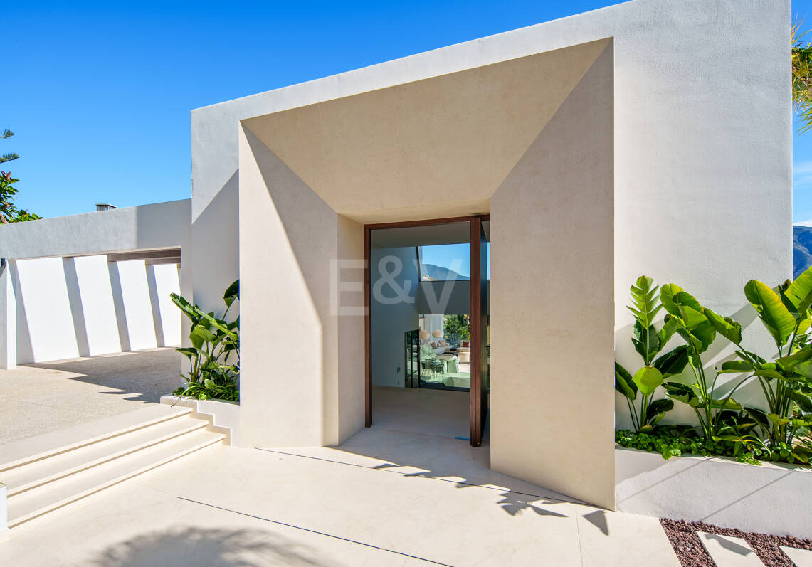 Villa de lujo contemporánea con vistas al golf, al valle y a la montaña en Nueva Andalucía