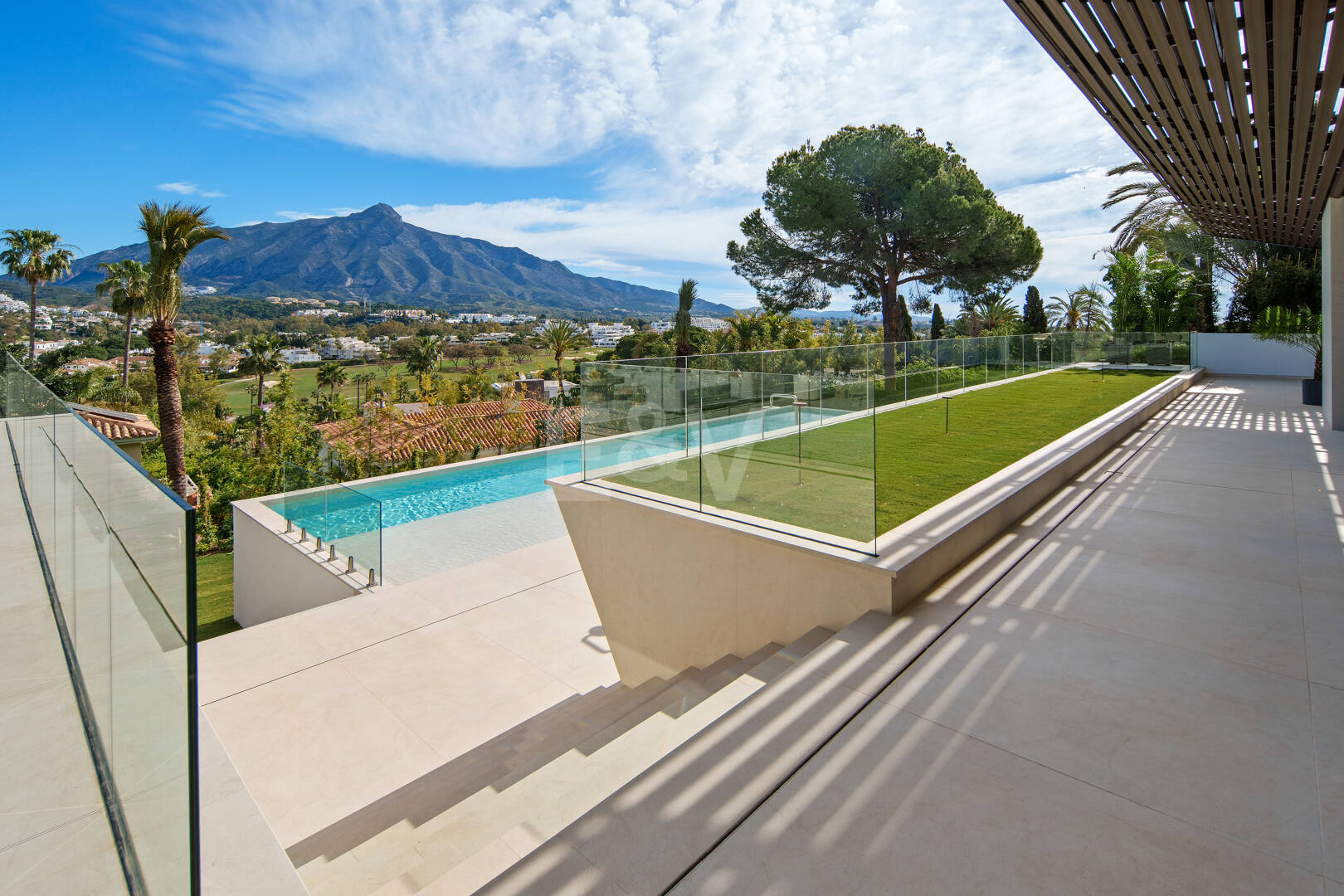 Villa de lujo contemporánea con vistas al golf, al valle y a la montaña en Nueva Andalucía