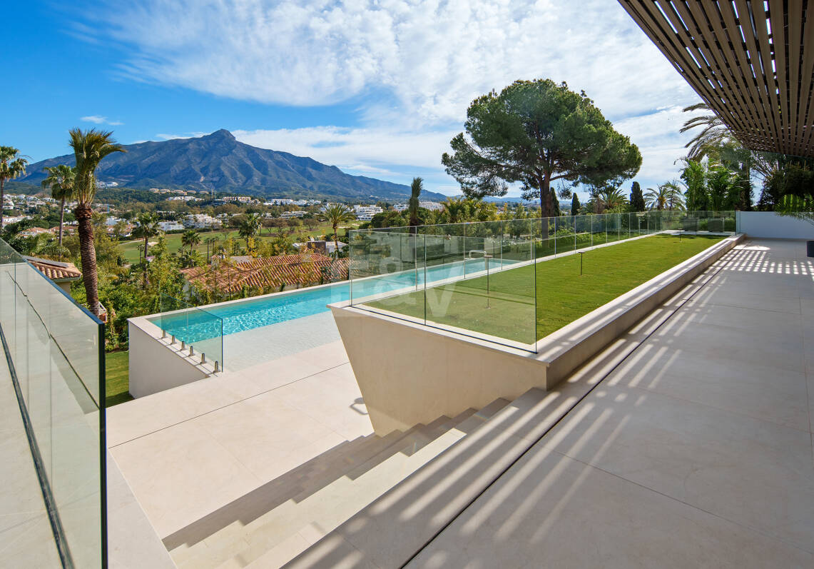 Villa de lujo contemporánea con vistas al golf, al valle y a la montaña en Nueva Andalucía