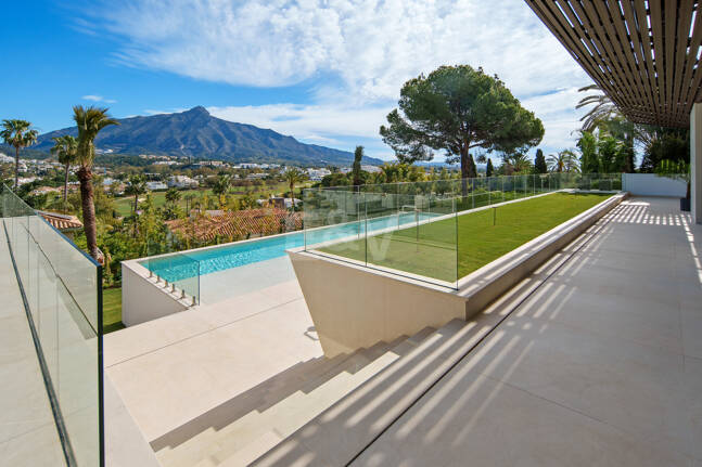 Villa de lujo contemporánea con vistas al golf, al valle y a la montaña en Nueva Andalucía