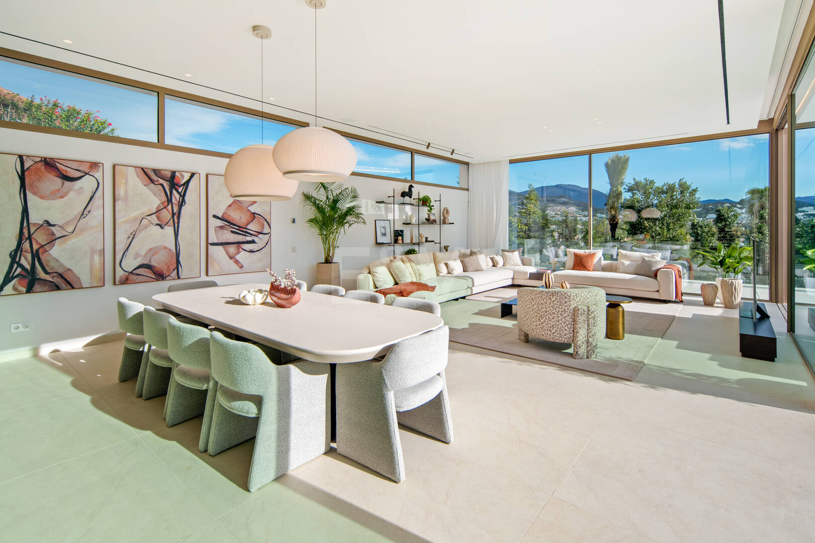 Villa de lujo contemporánea con vistas al golf, al valle y a la montaña en Nueva Andalucía