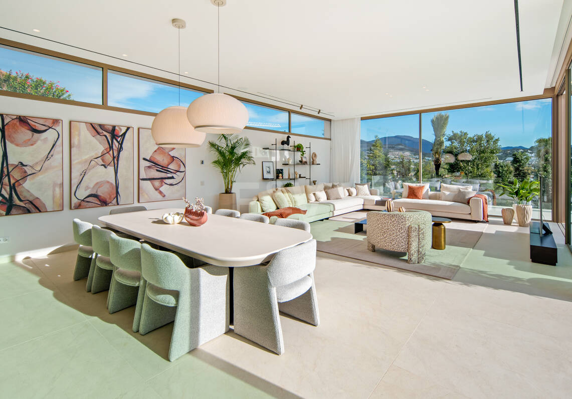 Villa de lujo contemporánea con vistas al golf, al valle y a la montaña en Nueva Andalucía