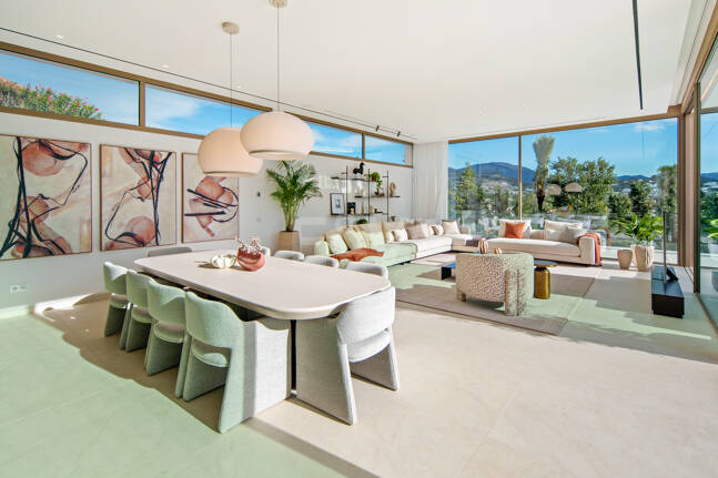 Villa de lujo contemporánea con vistas al golf, al valle y a la montaña en Nueva Andalucía