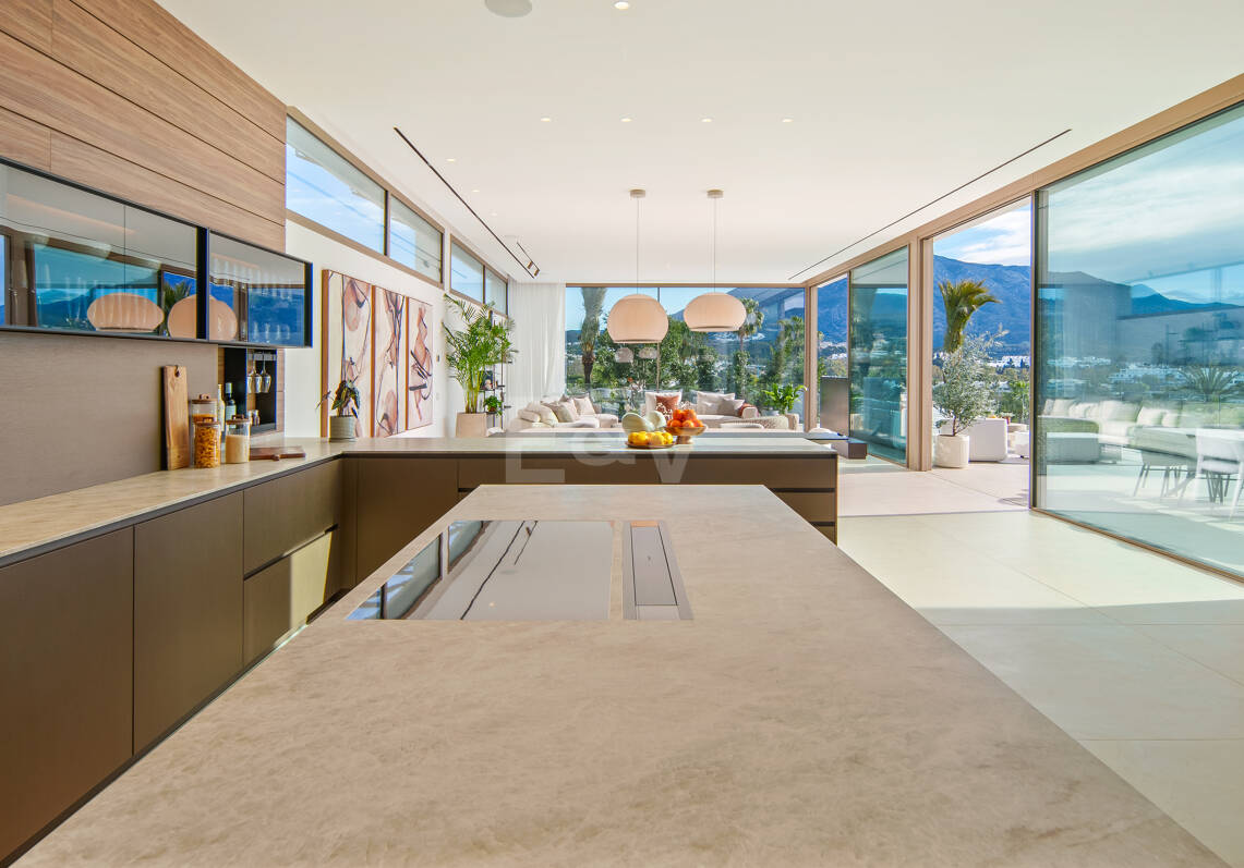 Villa de lujo contemporánea con vistas al golf, al valle y a la montaña en Nueva Andalucía