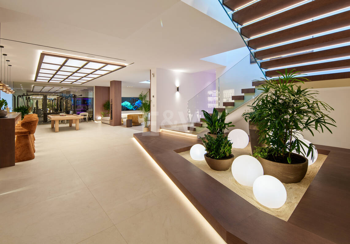 Villa de lujo contemporánea con vistas al golf, al valle y a la montaña en Nueva Andalucía